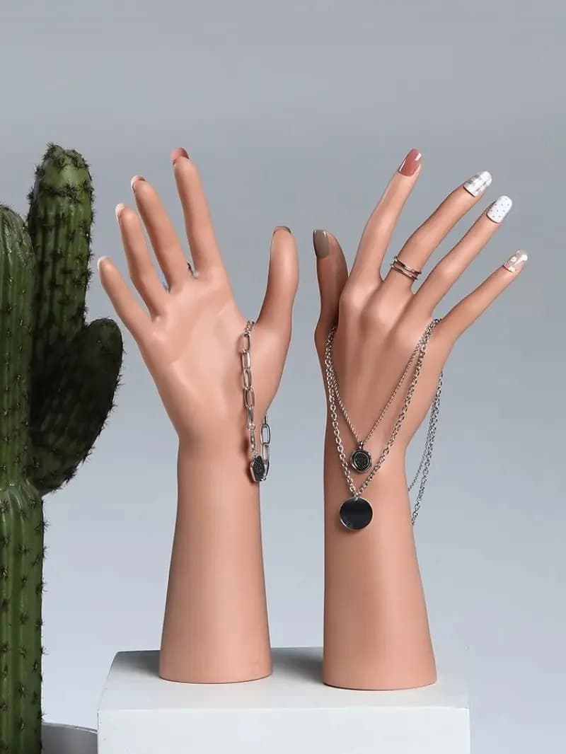 Main de mannequin féminin réaliste pour l'affichage de bijoux, de bagues et de vernis à ongles, bras pour magasin de détail, salle d'exposition