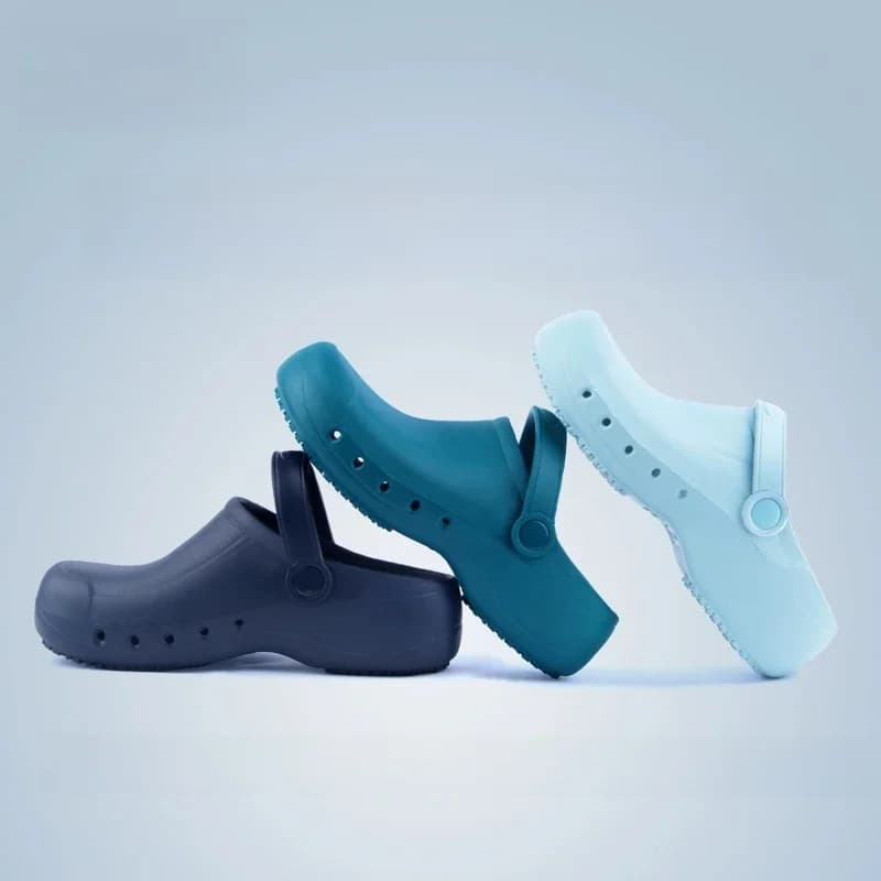 Chaussures souples pour médecins et infirmières, sabots antidérapants EVA avec sangle, pantoufles médicales pour salle d'opération, travail de Chef, rabat plat pour une longue durée