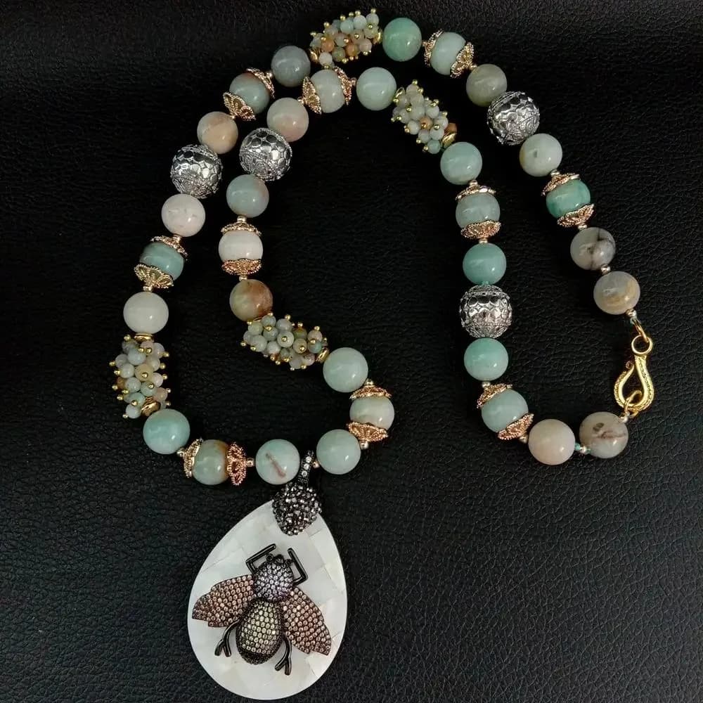 YYGEM – collier rond en Amazonite verte naturelle pour femmes, pendentif en forme de coccinelle, coquille blanche, 26 pouces