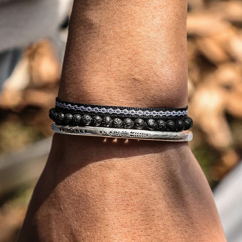 Bracelets bohémien en pierre volcanique naturelle pour hommes, perles de couleur argent, plume simple, corde tibétaine à nœud porte-bonheur, bijoux
