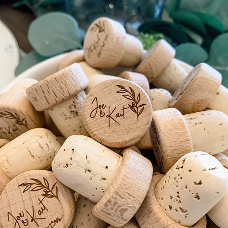 Bouchon de vin en bois personnalisé, décor de faveur de fête de mariage, toppers de liège de bouteille personnalisés avec le nom de conception de laser, cadeau pour l'invité