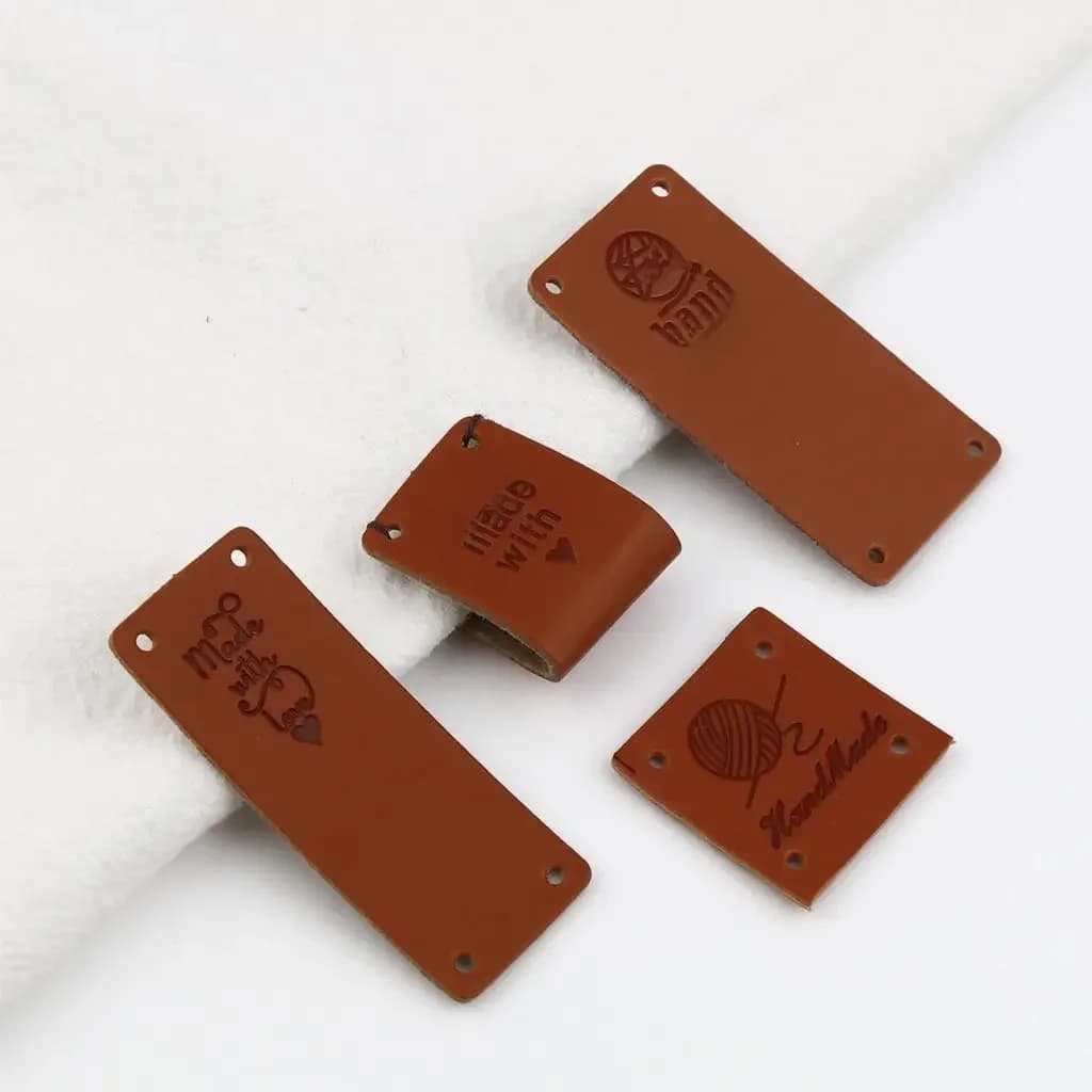 Étiquettes en cuir PU Rectangle marron, étiquette à motif de fil de dessin animé fait à la main pour bricolage, sacs de chapeau, fourniture d'accessoires d'étiquette de couture 50 pièces