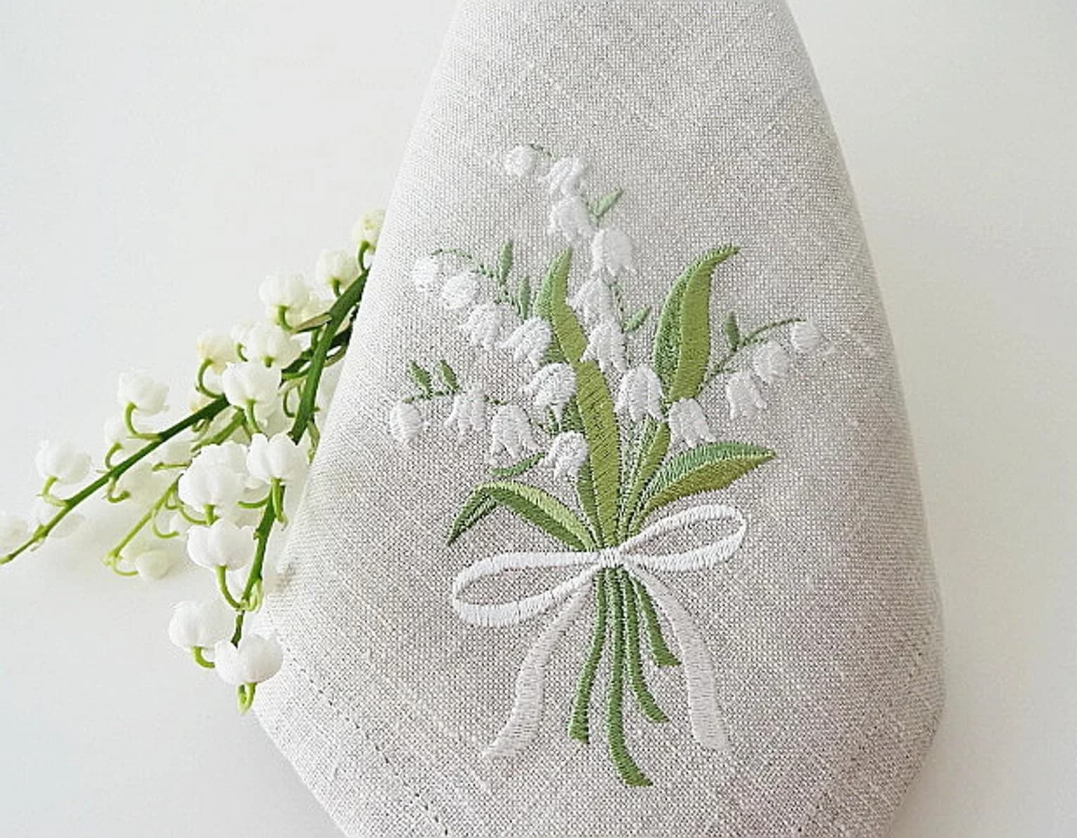 Lys de la Vallée, serviettes en lin brodé de fleurs, sets de table, napperons, hôtel, Airbnb, restaurant 40x40cm