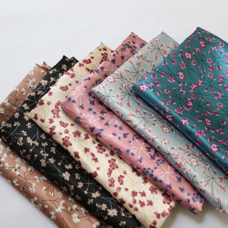 Tissu satiné floral élégant de 1 mètre x 1,48 mètre, matière charmeuse en polyester doux pour foulard, bandeau, doublure