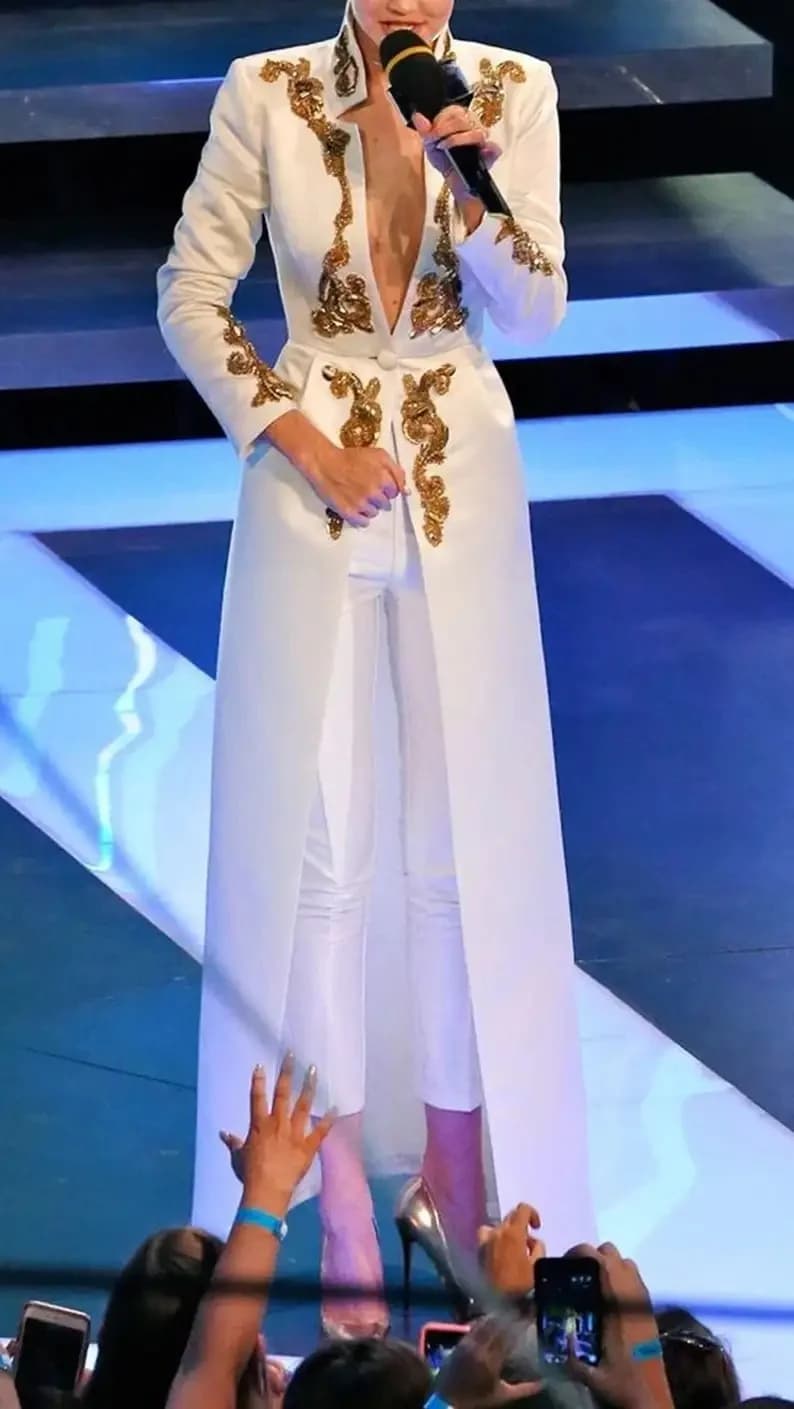 Magnifiques costumes pour femmes 2 pièces avec perles dorées appliquées, costumes formels sur mesure de haute qualité, costumes de soirée à longue traîne, manteau + pantalon