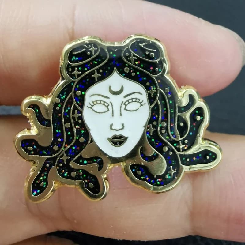 Paillettes cheveux de serpent Medusa Merger émail broche Hubble trouve galactique nébuleuse broche effrayant Goth décor
