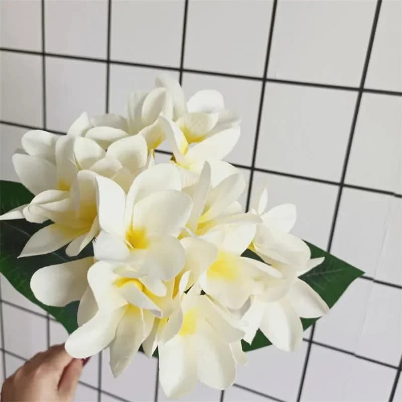 Une longue tige en soie frangipanier fleur branche Simulation Plumeria Rubra pour la maison centres de table de mariage décoration florale décorative