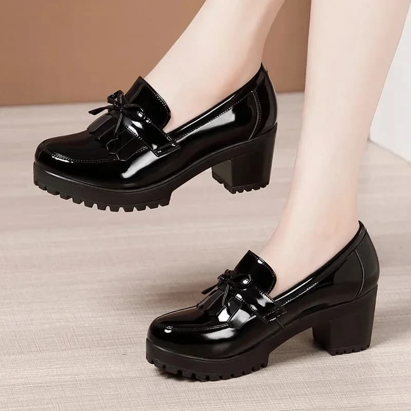 Escarpins à talons carrés de 6 cm avec pompons, en cuir verni, pour femmes, pointures 33-43, modèle 2026, à plateforme épaisse, pour le bureau ou la mère de la famille