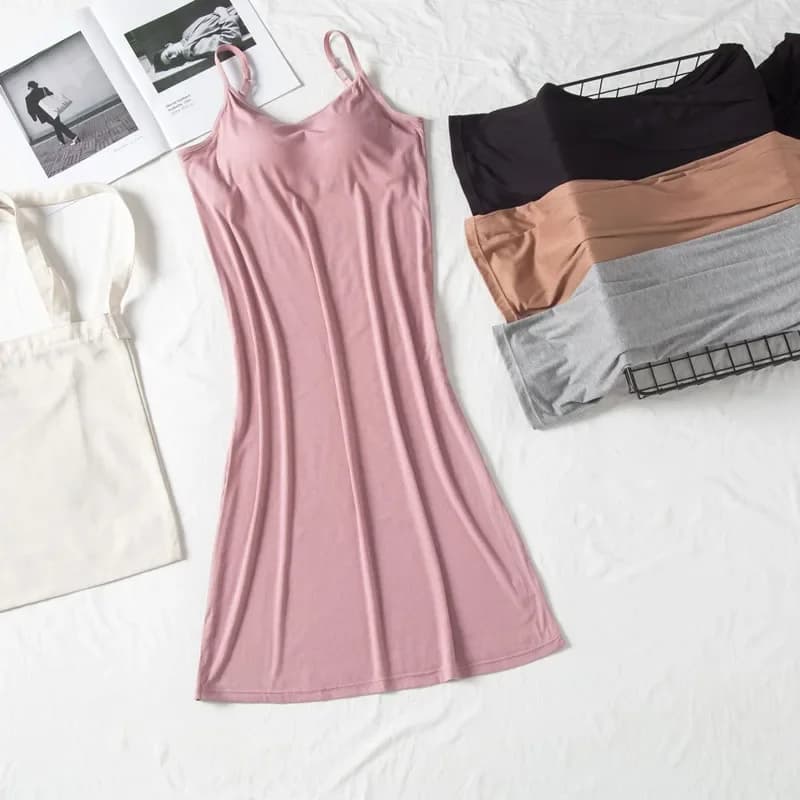 2025 Nouvelles chemises de nuit sexy pour femmes, coussinets de soutien-gorge, longueur aux genoux, bretelles, robe de nuit, vêtements d'extérieur, grande taille, vêtements de maison, nouvelle