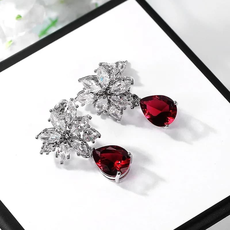 Huitan – boucles d'oreilles pendantes élégantes pour femmes, pour fête dansante, cristal rouge CZ, pendentif d'anniversaire de mariage, bijoux à la mode