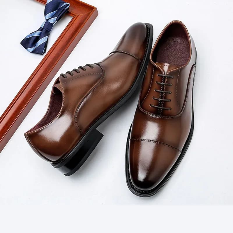 Chaussures habillées Oxford faites à la main de haute qualité 2026 pour hommes, en cuir de vache véritable, chaussures de costume, chaussures de mariage formelles italiennes, très tendance