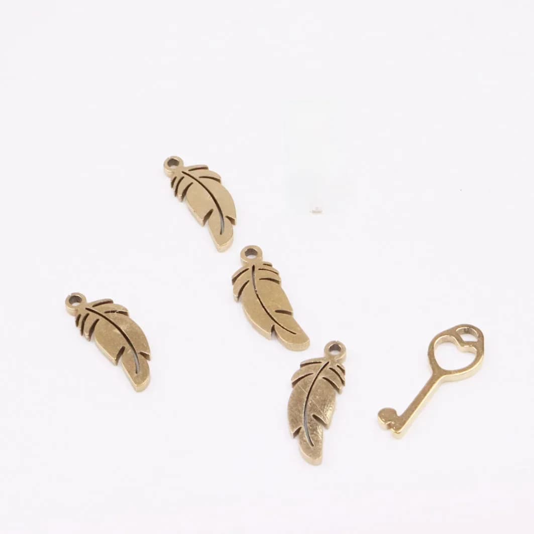 Breloques en acier inoxydable en forme de plume, 10 pièces, pendentif, collier, boucles d'oreilles, bracelets, inaltérable, sans tour, 2 couleurs, vente en gros