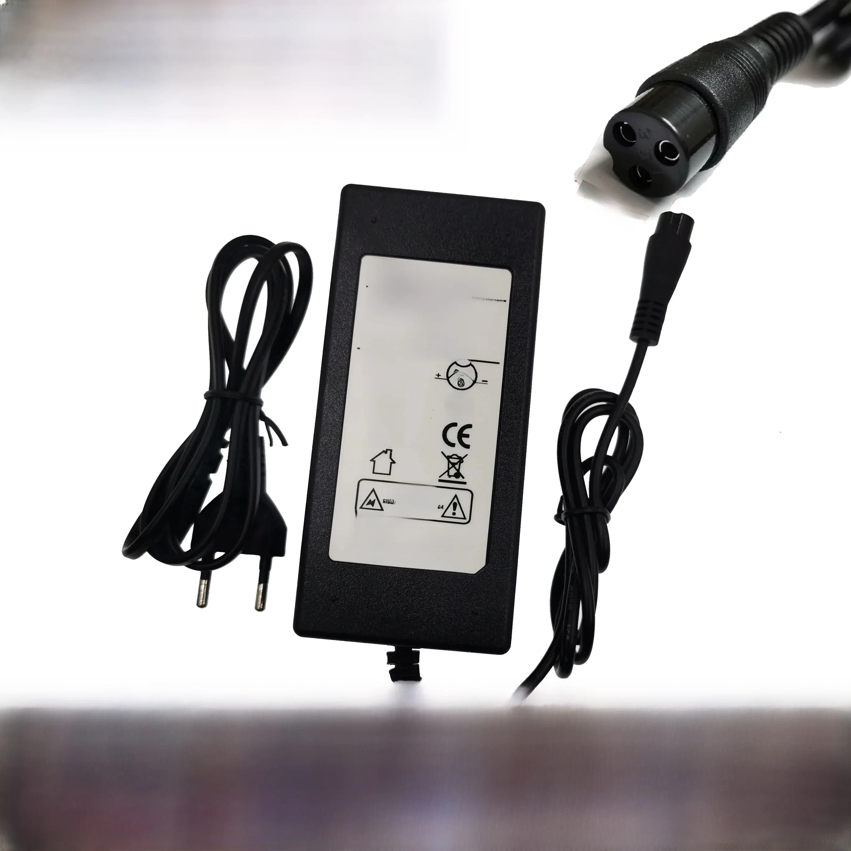 Chargeur de batterie Li-ion 67,2 V 2 A pour pack de batteries 60 V 16S avec connecteur GX16 3P (1+,2-)