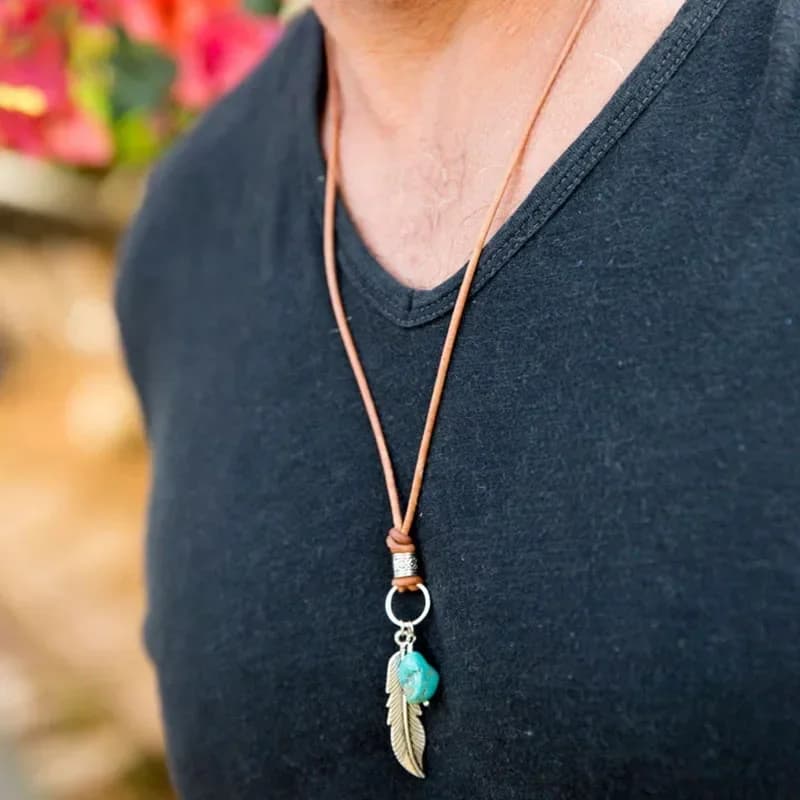 Collier bohème en cuir marron avec plumes pour hommes