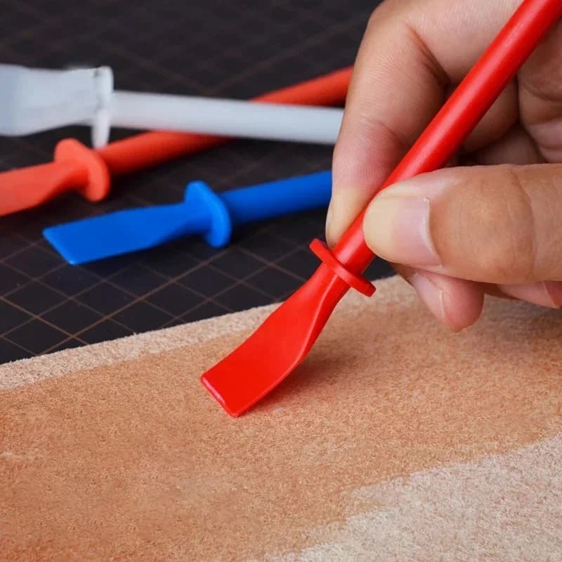 YOMDID 2 pièces outil de collage du cuir bricolage artisanat colle outils d'application pour cuir PP pratique ferramentas manuais couleur aléatoire