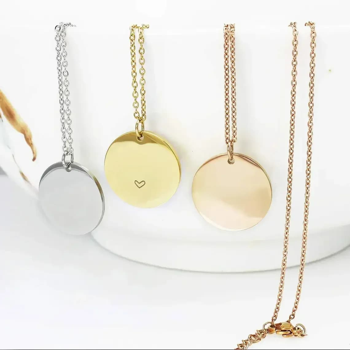 Collier pendentif rond en acier inoxydable avec noms gravés personnalisés, texte inclus gratuit avec chaîne, cadeau pour les amoureux
