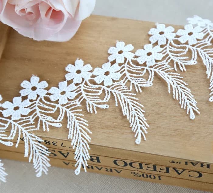 Largeur : 6,3 cm (2,52 po) Dentelle à franges florales en polyester et soie, accessoires de couture (ss-2150)