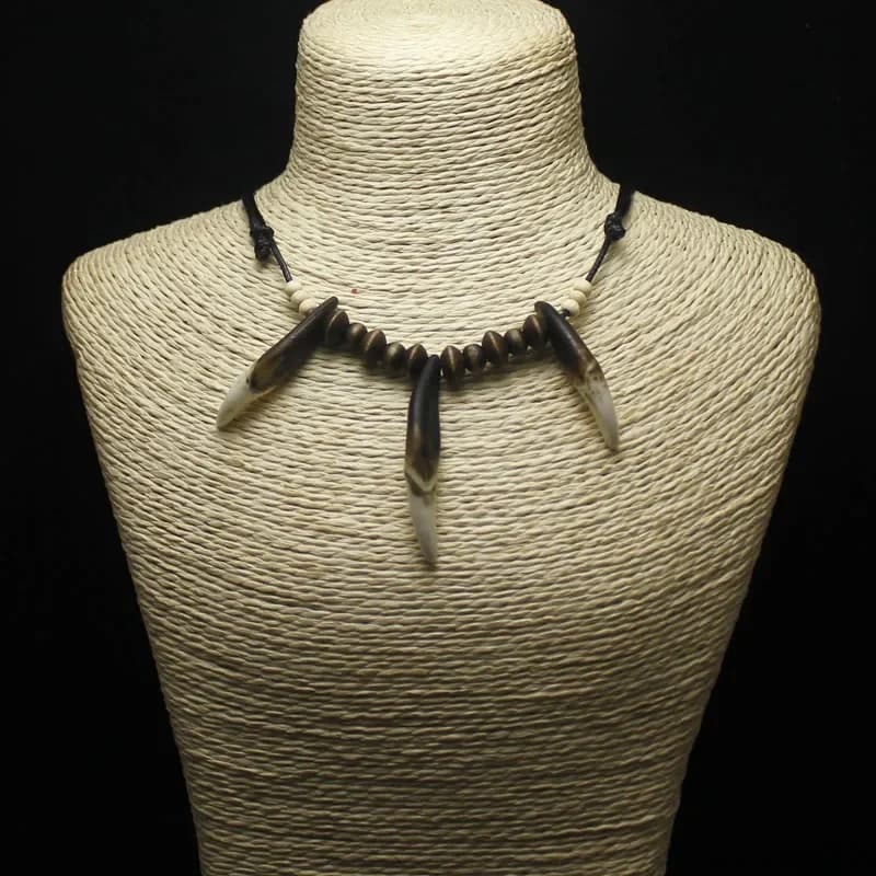 Pendentif en forme de dents de loup, crocs naturels tribaux, chaîne en cuir véritable, collier de surfeur perlé, ras du cou, amulette, cadeau