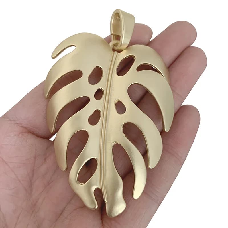 1 breloque en forme de grande feuille de monstera, couleur or mat, pendentifs en forme de feuilles de palmier tropicales pour la fabrication de bijoux et de colliers, accessoires, 80x53 mm.