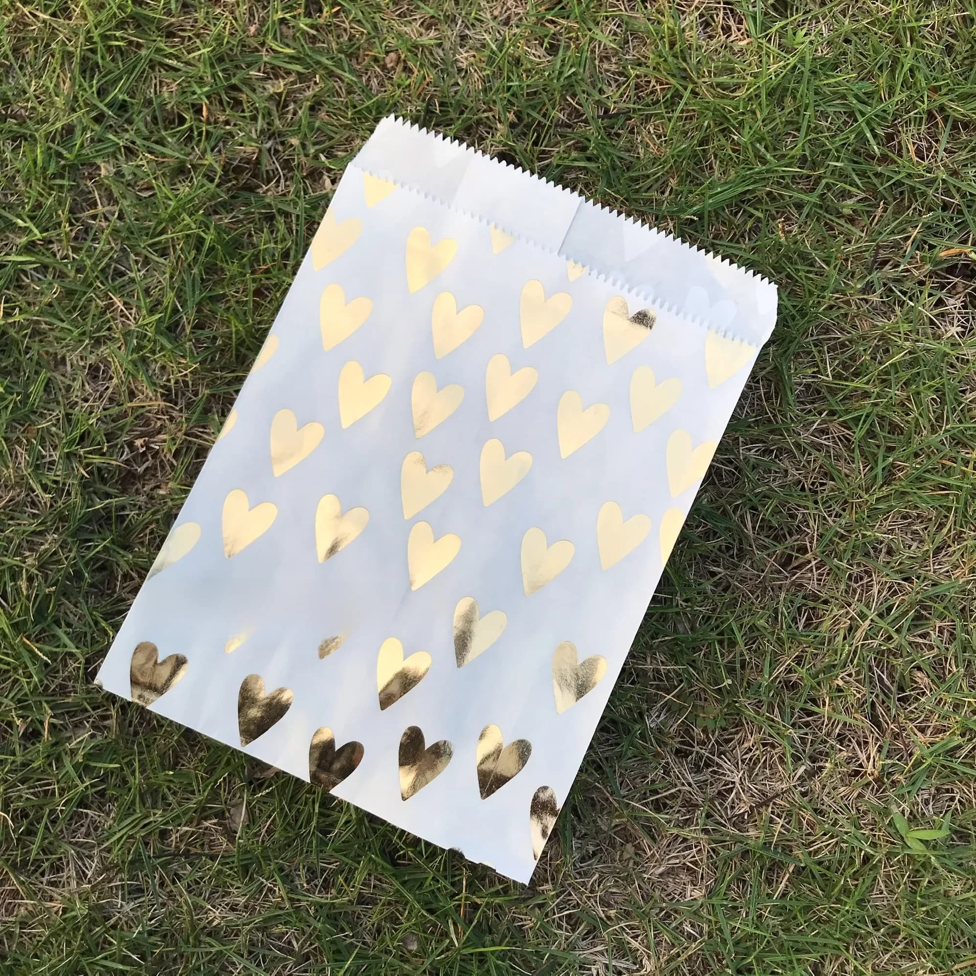 Sac de bonbons de mariage en forme de cœur doré feuillé, sacs en papier imprimés de cœurs pour cadeaux de fête, sac de boulangerie artisanal en papier imprimé à rayures à pois Chevron