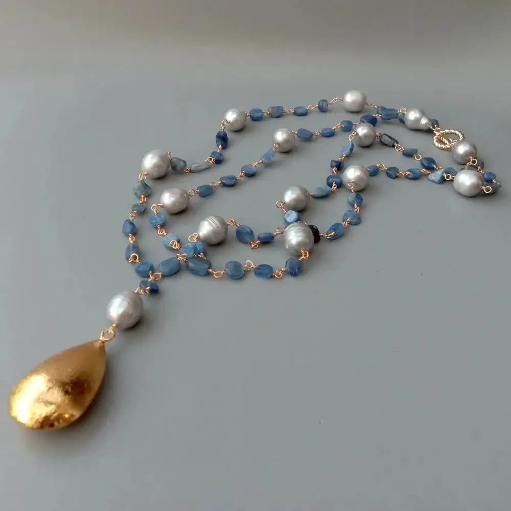 YYGEM Collier enveloppant en cyanite bleue naturelle et perles de culture d'eau douce grises en forme de riz, avec pendentif goutte d'eau en perles dorées brossées, 21 pouces