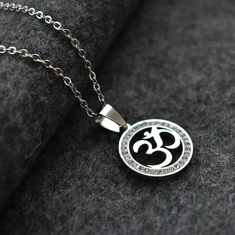 Collier pendentif symbole OM en acier inoxydable, couleur argent pavé cristal CZ OM Yoga, longue chaîne, bijoux pour femmes et hommes
