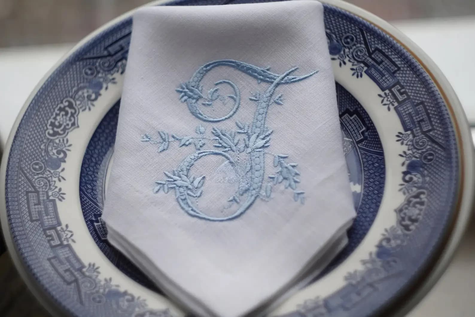 Napperon monogramme victorien, napperon brodé personnalisé pour serviettes de table, Design élégant pour mariage, fête, cadeau