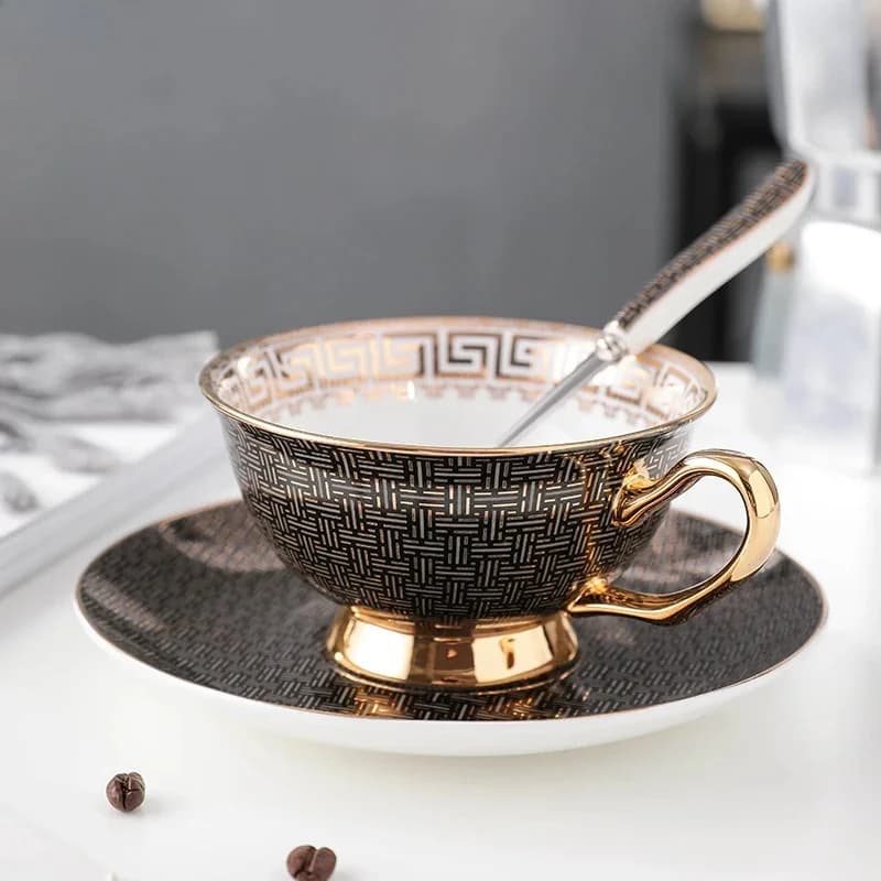 Tasse à café pour couple, style européen, petite tasse à thé de luxe Phnom Penh, tasse à thé fleurie, tasse et soucoupe créatives, petite et exquise, 250 ml