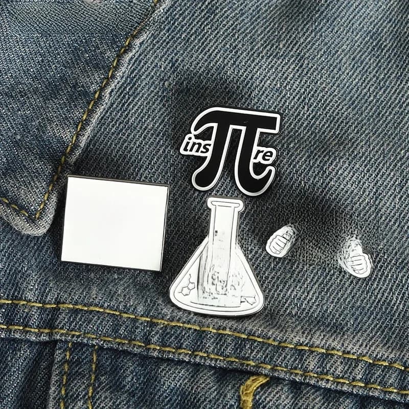 Broche en émail de discipline pour femmes en mathématiques et sciences, broches en métal, noir et blanc, lettres simples, cadeau d'insigne pour les enseignants, les étudiants, les geek