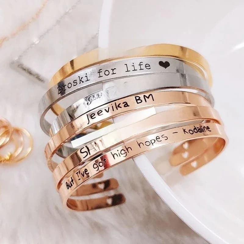 Bracelet ouvert en forme de C pour femmes et hommes, gravure de nom de Couple, personnalisable, numéro porte-bonheur, gravure de Logo d'anniversaire, cadeau