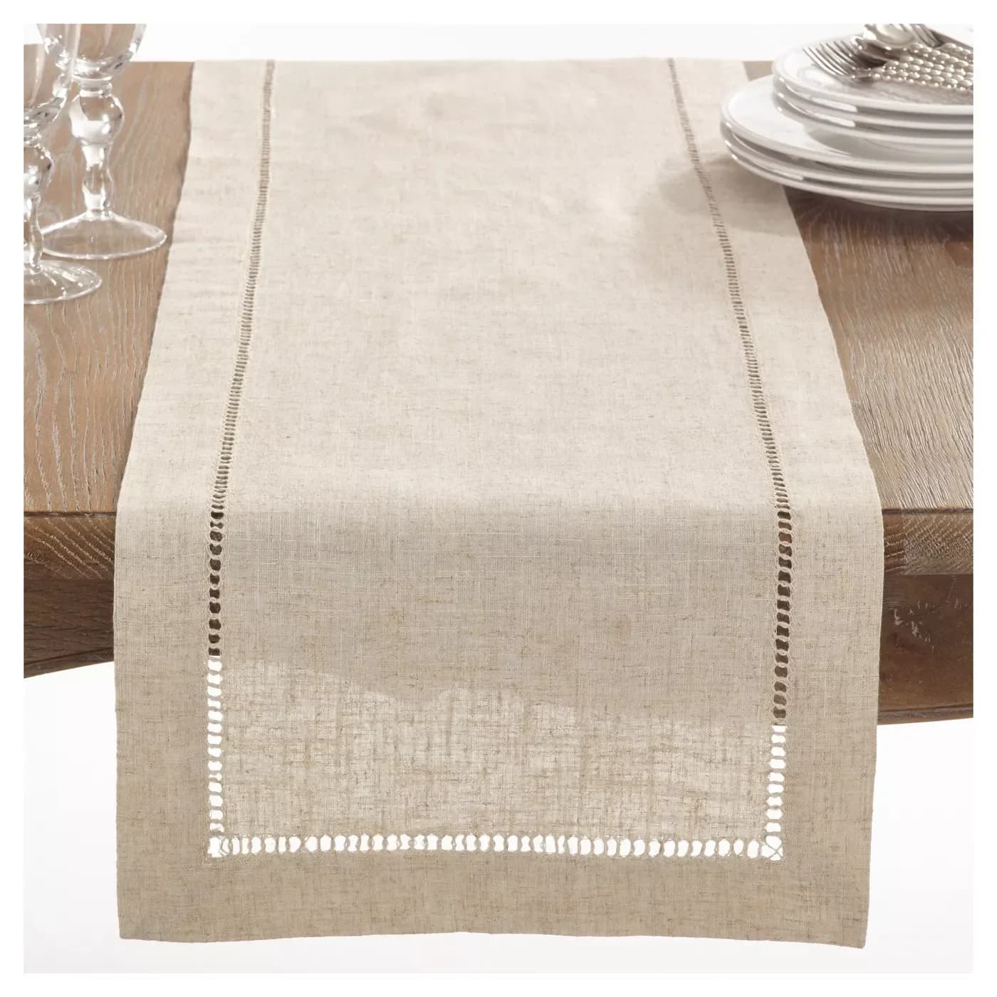 Chemin de table classique à ourlets festonnés, polyester spécialement traité, aspect lin et lavable, couleur naturel/blanc.