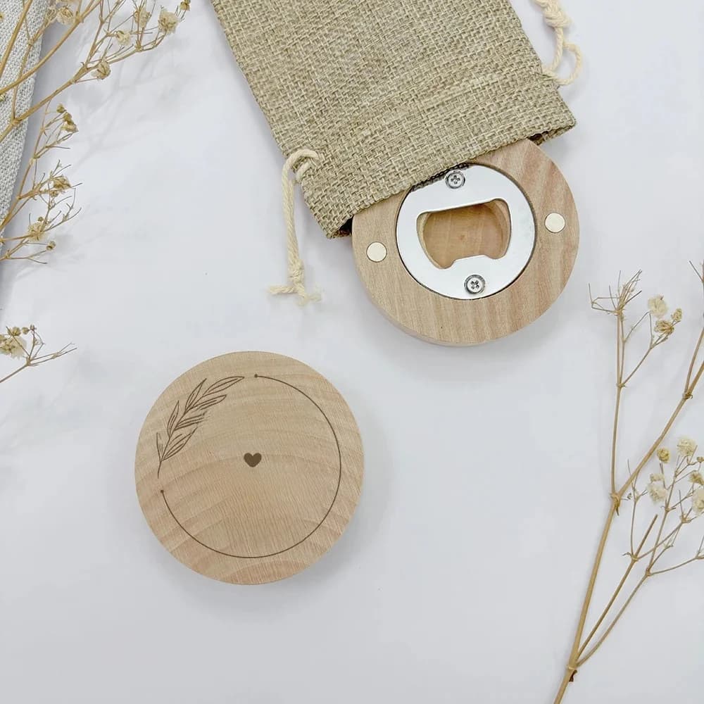 Faveurs de mariage personnalisés, aimant de réfrigérateur de mariage en bois, ouvre-bouteille de bière, cadeau Souvenir d'invité de mariage avec sac en toile de jute