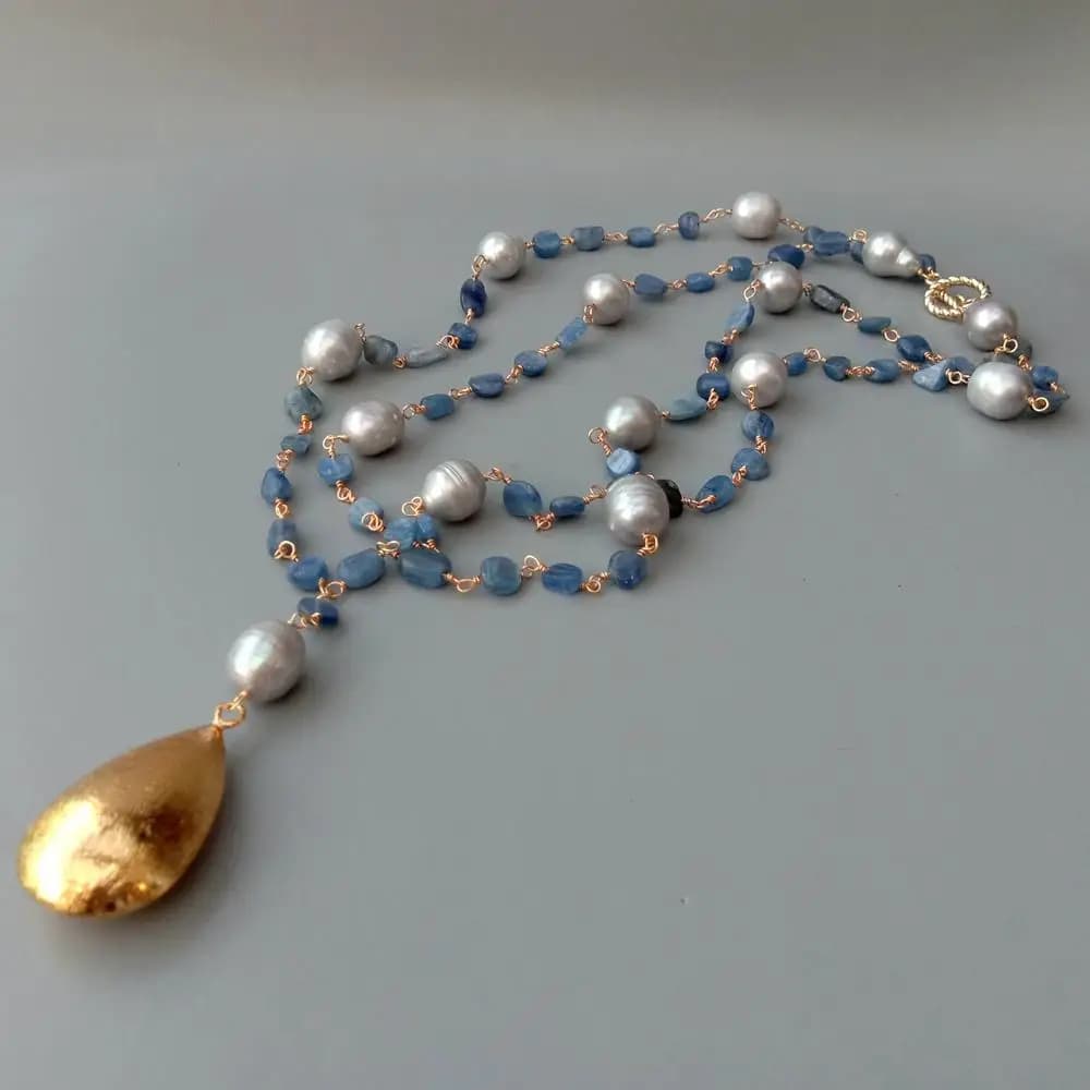 YYGEM Collier enveloppant en cyanite bleue naturelle et perles de culture d'eau douce grises en forme de riz, avec pendentif goutte d'eau en perles dorées brossées, 21 pouces