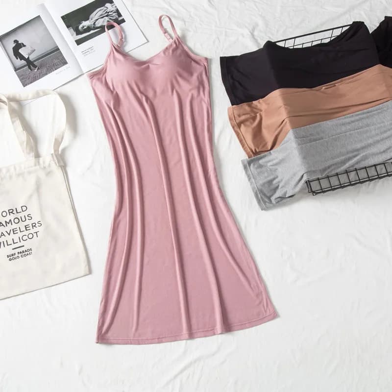 2025 Nouvelles chemises de nuit sexy pour femmes, coussinets de soutien-gorge, longueur aux genoux, bretelles, robe de nuit, vêtements d'extérieur, grande taille, vêtements de maison, nouvelle