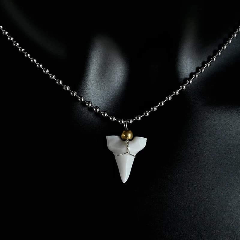 Collier de surfeur hawaïen fait à la main pour hommes et femmes, pendentif en dents de requin, chaîne de perles en acier inoxydable, tour de cou en os, bijoux, 1PC