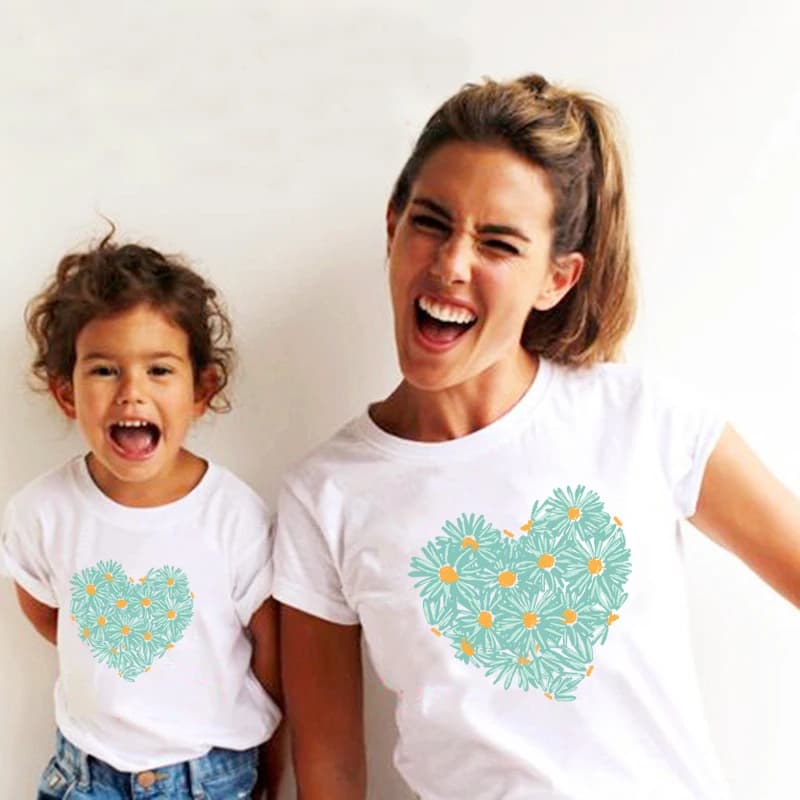 T-shirt pour mère et fille, vêtements assortis, à la mode, imprimé fleur et cœur, pour famille