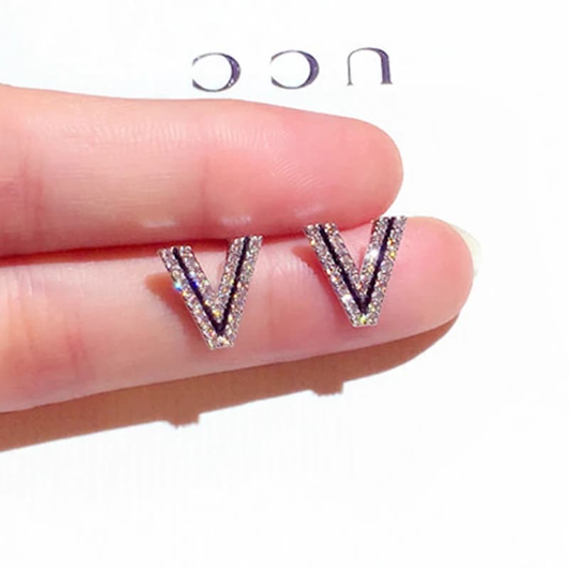 Ins offre spéciale Design lettre V exquis brillant cristal CZ boucle d'oreille pour les femmes AAA cubique zircone boucles d'oreilles accessoires pendentif