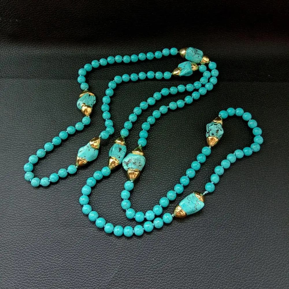 YYGEM Collier long en turquoise bleue de 52'' avec pierres rondes de 8 mm plaquées or jaune et turquoise de forme libre