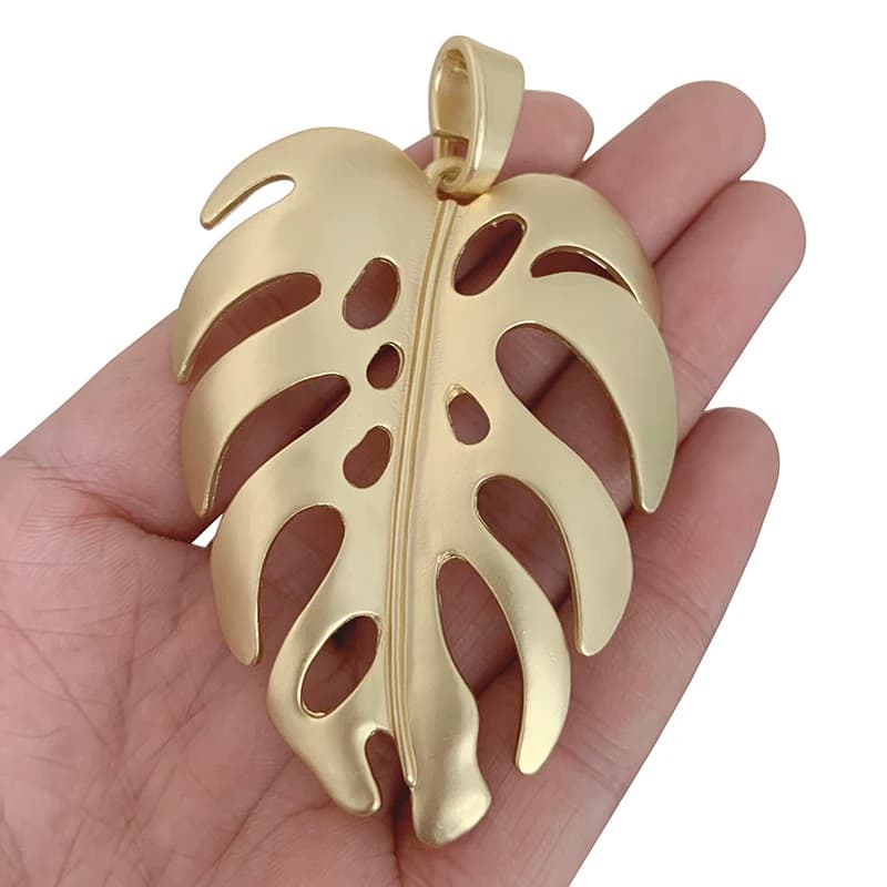1 breloque en forme de grande feuille de monstera, couleur or mat, pendentifs en forme de feuilles de palmier tropicales pour la fabrication de bijoux et de colliers, accessoires, 80x53 mm.