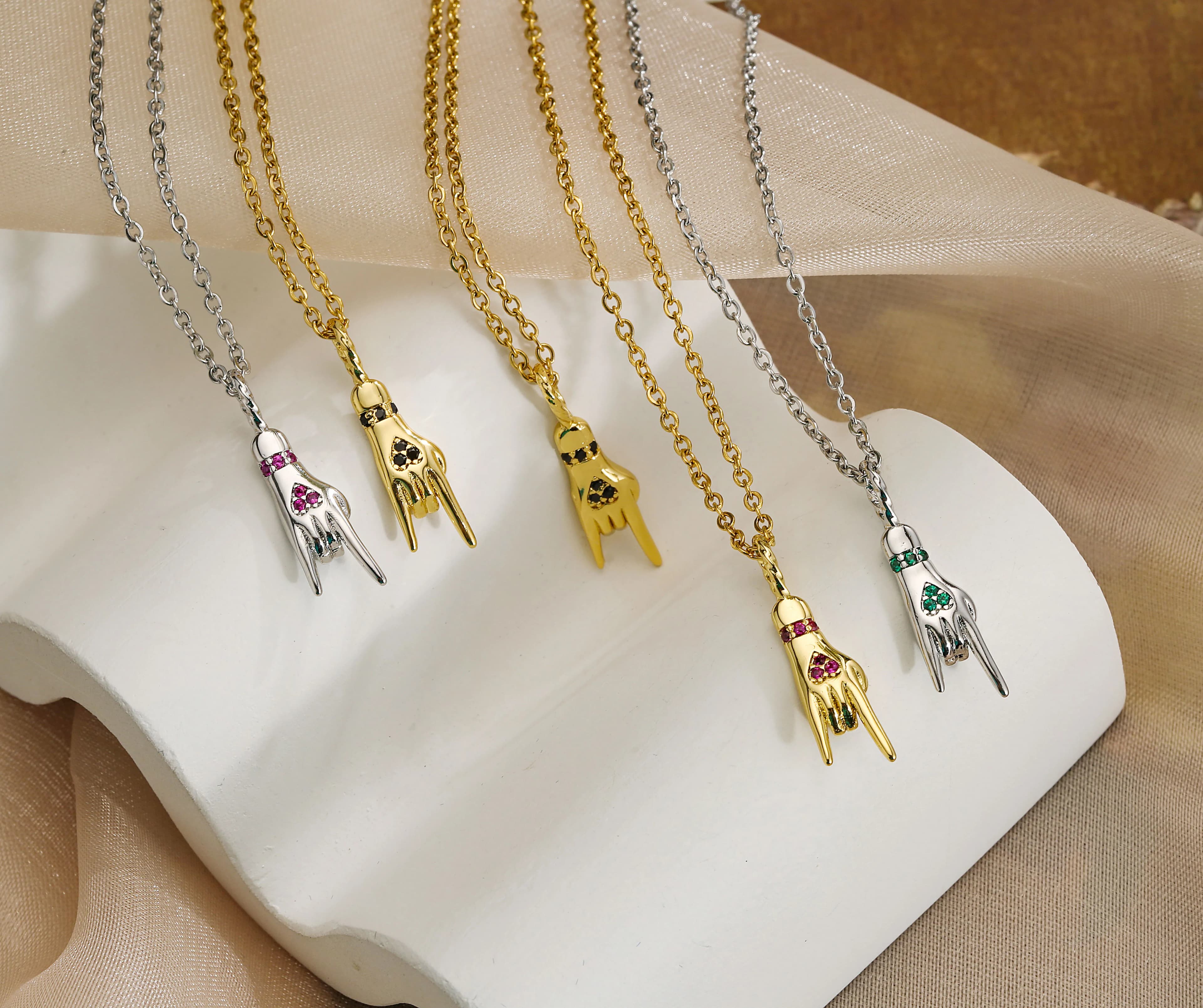 Collier ras-de-cou en laiton plaqué or 18 carats, nouveau design, pendentif main d'amour style hip-hop, bijou statement pour femme
