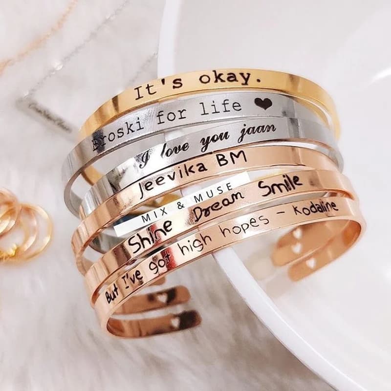 Bracelet ouvert en forme de C pour femmes et hommes, gravure de nom de Couple, personnalisable, numéro porte-bonheur, gravure de Logo d'anniversaire, cadeau
