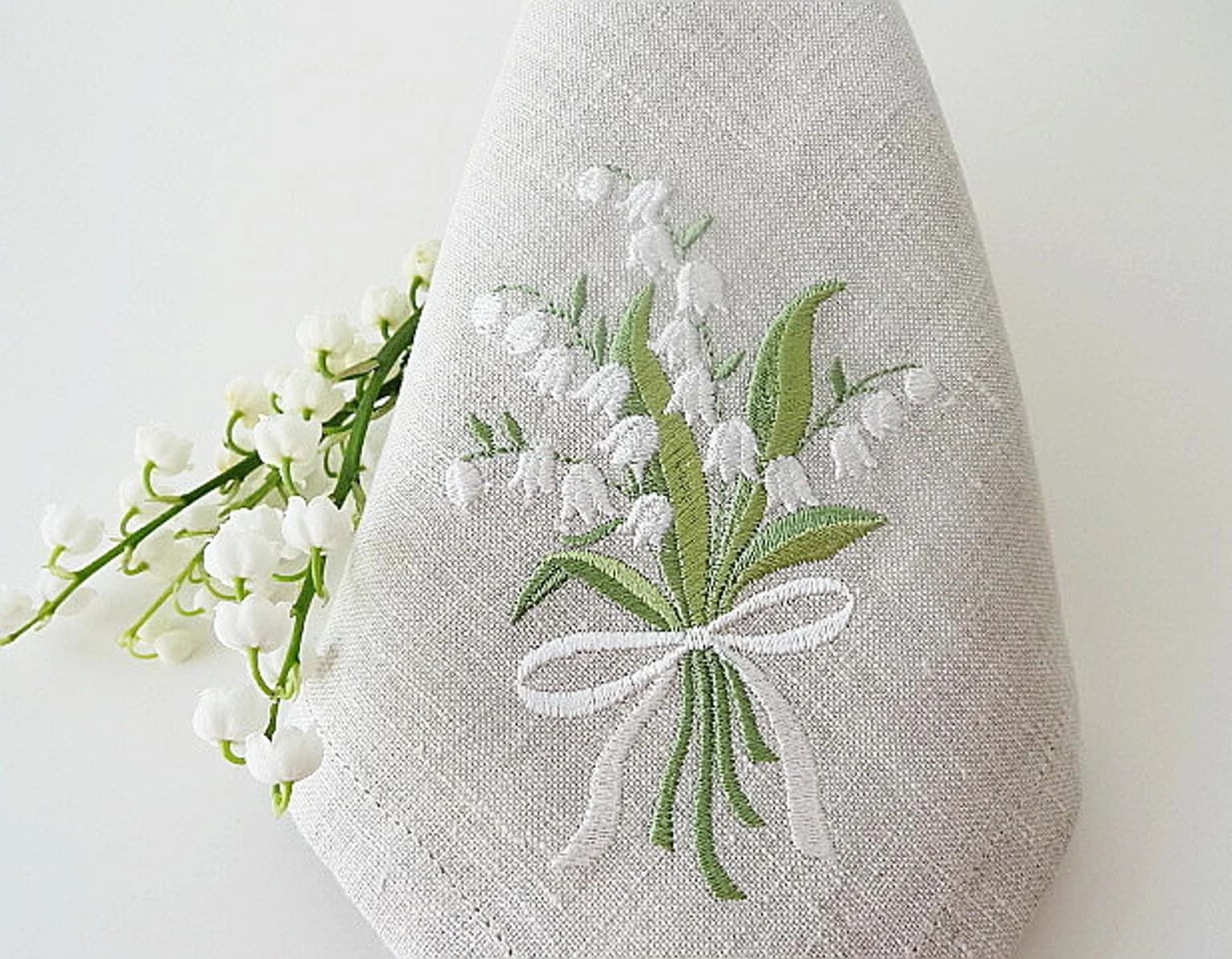 Lys de la Vallée, serviettes en lin brodé de fleurs, sets de table, napperons, hôtel, Airbnb, restaurant 40x40cm