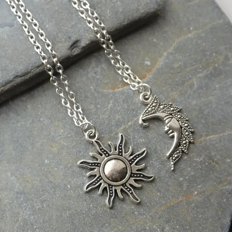 Colliers soleil et lune, paire de chaînes de meilleurs amis célestes, cadeau pour ami, longs pendentifs pour hommes et femmes, Punk, bijoux à la mode, amulette