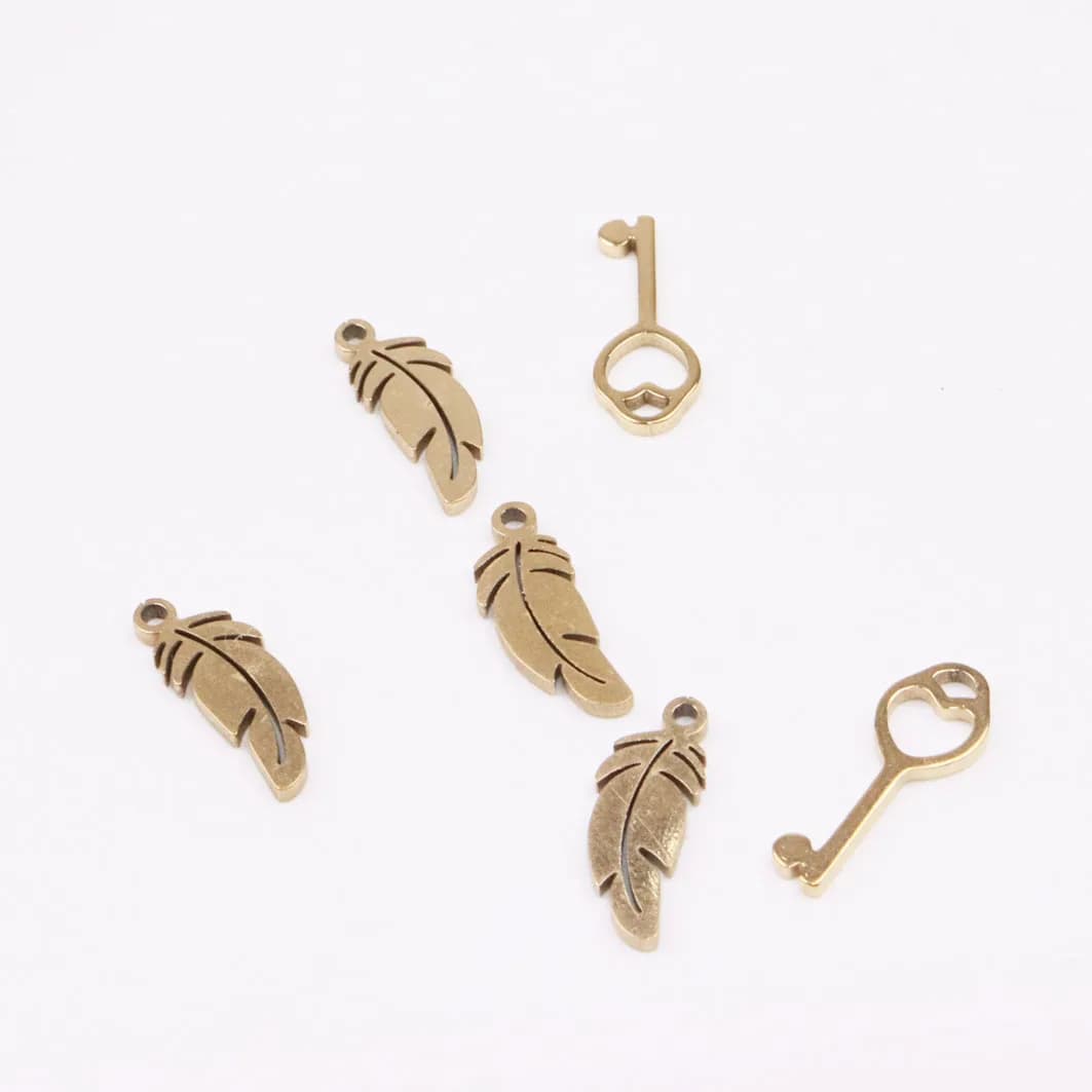 Breloques en acier inoxydable en forme de plume, 10 pièces, pendentif, collier, boucles d'oreilles, bracelets, inaltérable, sans tour, 2 couleurs, vente en gros