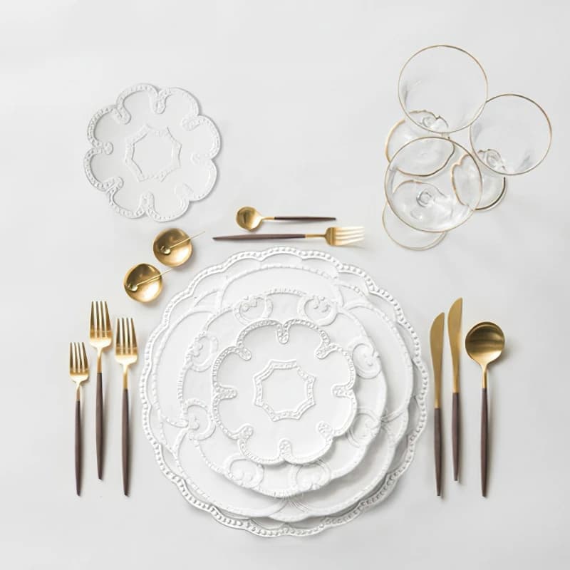 Assiette en céramique Style européen en dentelle gaufrée, plats occidentaux en forme de fleur blanche, vaisselle de mariage, fournitures de cuisine domestique