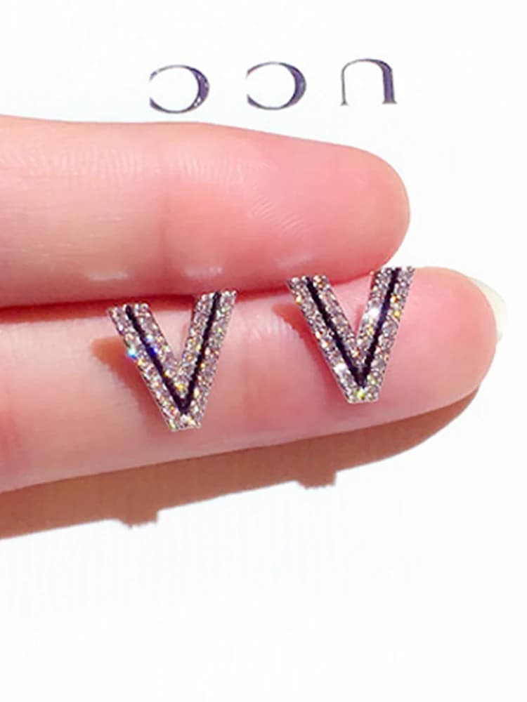 Ins offre spéciale Design lettre V exquis brillant cristal CZ boucle d'oreille pour les femmes AAA cubique zircone boucles d'oreilles accessoires pendentif