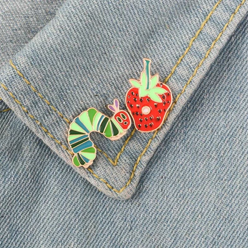 Broche en émail avec motif de dessin animé, broche en forme de chenille, plante, Animal, sac de chemise en jean, drôle et mignon, bijoux, cadeau, vente en gros