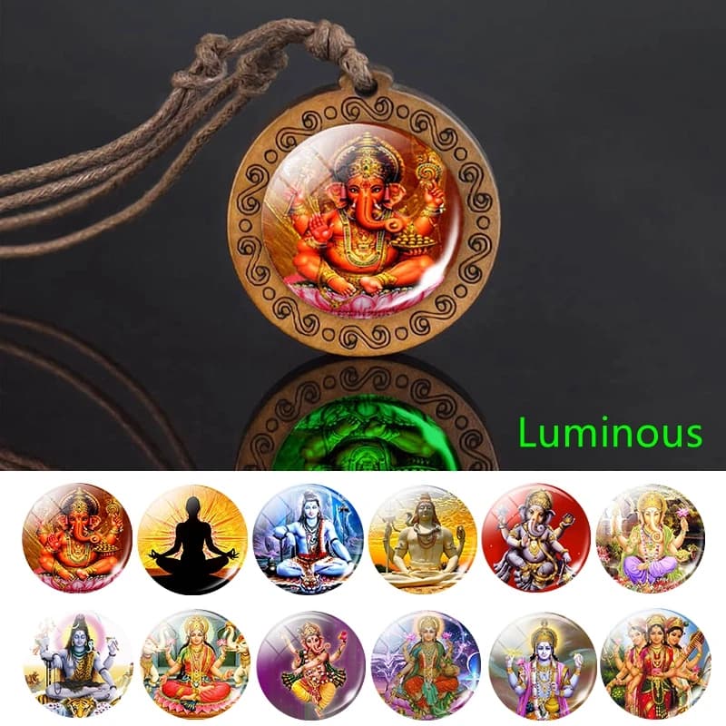 Collier Bouddha qui brille dans le noir, bijoux indiens, art hindou, pendentif en bois avec image des dieux Brahma, Vishnu, Shiva