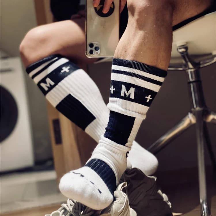 Mode blanc noir jaune bleu rose couleur chaussettes Sexy hommes sport Long Tube Football Streetwear chaussettes confortables chaussettes