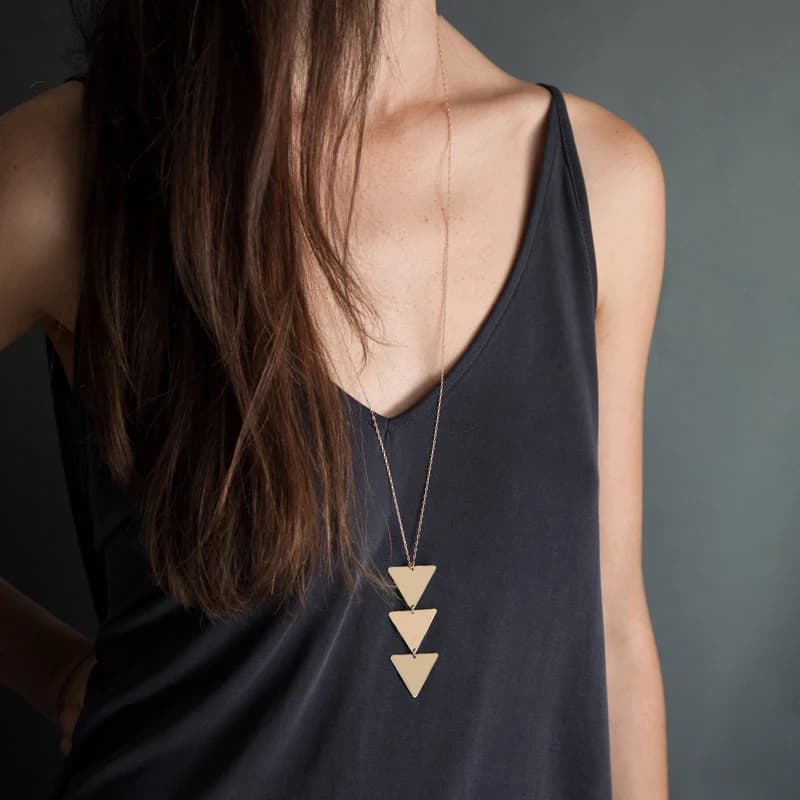 Collier tendance pour femmes, chaîne longue en métal lisse, pendentif triangle monobloc, accessoires esthétiques, cadeau pour le cou, vente en gros